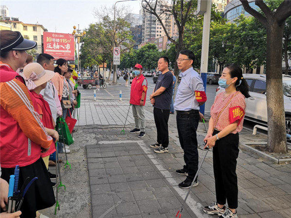 淮南朝陽街道開展“舉黨旗 促創(chuàng)建”環(huán)境整治志愿服務活動