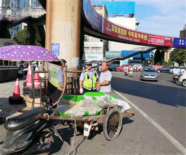 淮南電動車拖行架子車 交警及時糾正除隱患