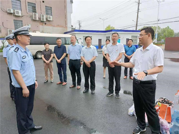 淮南市潘集區(qū)委書記宋立敏率隊(duì)慰問(wèn)文明城市創(chuàng)建一線工作人員