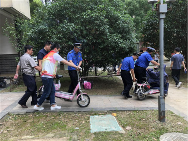 淮南市聯(lián)合執(zhí)法進小區(qū) 共同治理“亂停放”