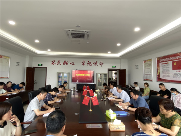 淮南市：認真學(xué)習(xí)《痛悔人生——違紀(jì)違法黨員干部懺悔書選編》，筑牢黨員干部拒腐防變的思想防線