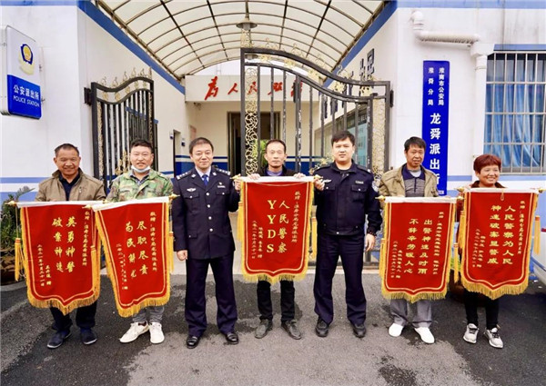 淮南民警為農(nóng)民工追回工資17萬，工人送錦旗“YYDS”