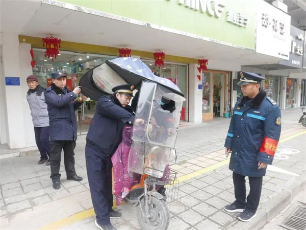 淮南壽縣加強(qiáng)城區(qū)私自改裝防雨棚整治，助力壽州古城創(chuàng)5A