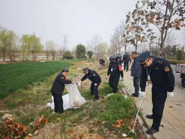 淮南經(jīng)開區(qū)清理沿路垃圾為城市“洗臉梳妝”！