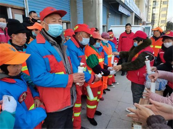 淮南志愿者用愛(ài)心禮包溫暖城市“美容師”