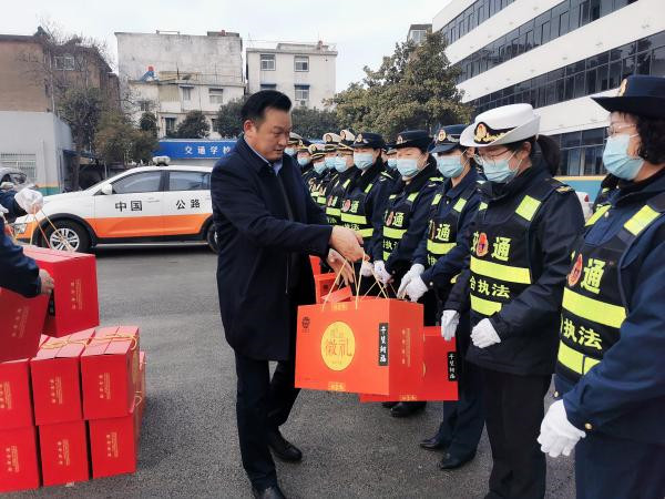 淮南市交通運輸局黨組書(shū)記、局長(cháng)李輝看望慰問(wèn)春節堅守崗位的干部職工并檢查指導春運安全和疫情防控工作