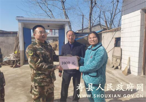武警淮南支隊(duì)慰問(wèn)貧困戶