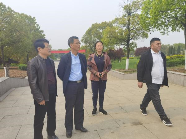 淮南市民政局局長王中督查公墓建設管理工作