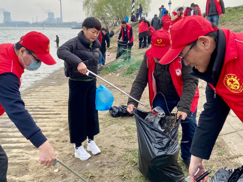 保護母親河，清潔水源地——淮南市生態(tài)環(huán)境局組織黨員干部職工開展學(xué)雷鋒主題黨日活動
